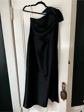 Black One-Shoulder Satin Evening Dress